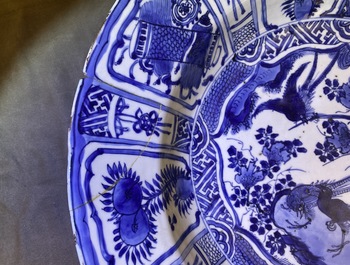 Un tr&egrave;s grand plat en porcelaine de Chine en bleu et blanc de type kraak, Wanli